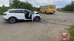 В Красногвардейском округе легковушка врезалась в школьный автобус