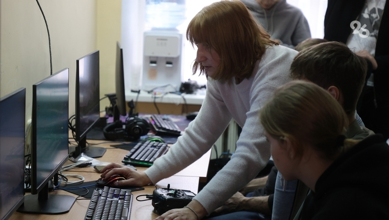 «Нужно идти в ногу со временем»: молодёжь Кочубеевского округа обучают управлению БПЛА и тактической медицине