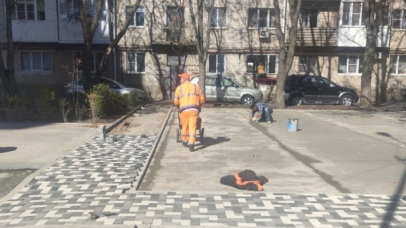 К благоустройству детской площадки на улице Орджоникидзе приступили в Ставрополе