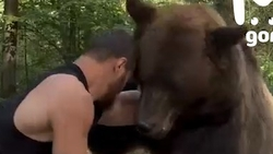 Уроженец Северной Осетии Арсланбек Махмудов сразился с медведем 