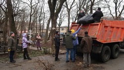 Целый КамАЗ мусора убрали со старейшего кладбища в Ставрополе музейные работники