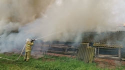 В Андроповском округе пожарные потушили загоревшийся амбар