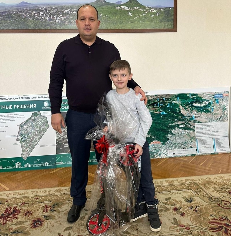 Мэр Железноводска подарил самокат школьнику, убравшему мусор в парке