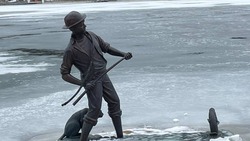 У многострадальной статуи рыбака на железноводском озере украли удочку 