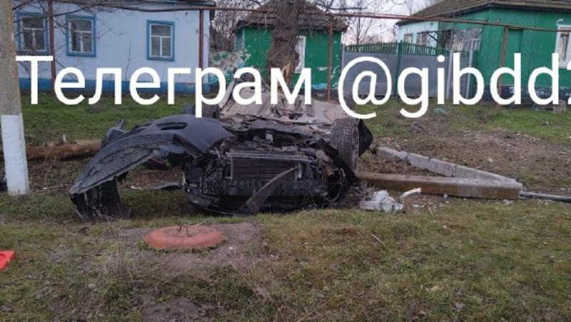 Пассажир Mazda погиб на Ставрополье при столкновении с деревом 