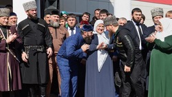Владимир Путин наградил мать главы Чечни Аймани Кадырову орденом Почёта за активную общественную деятельность