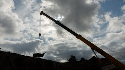 Женщина-маляр в КЧР упала с кустарной площадки автокрана и разбилась насмерть