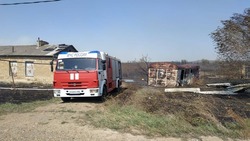 Пожар рядом со Ставрополем перекинулся на частные дома