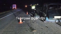 Грузовая «Газель» врезалась в стоящее на аварийке авто в Арзгирском округе