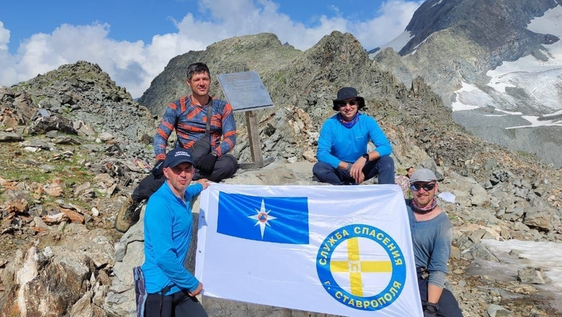 Ставропольские спасатели стали участниками памятного восхождения в Архызе