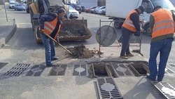 На улицах Ставрополя расчищают систему ливневой канализации