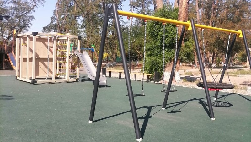 Качели и скалодром установили на детской площадке в Курском округе