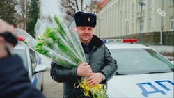Цветы и подарки вручили женщинам-водителям автоинспекторы Ставрополя