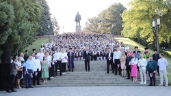 Тысячеголосый хор вместе со Львом Лещенко исполнили государственный гимн в Пятигорске