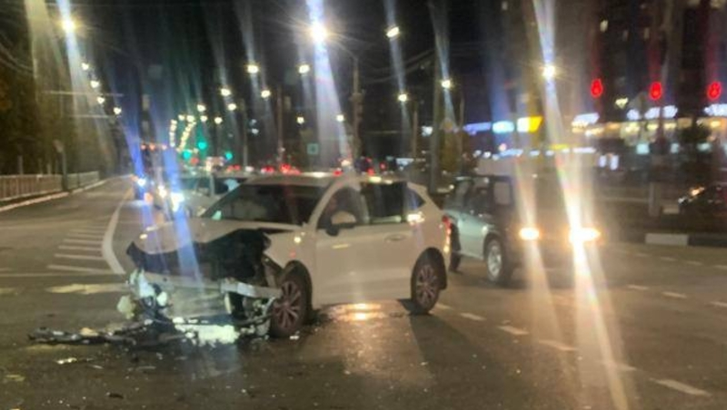 Три человека пострадали при перевороте «Лады» от удара с иномаркой в Ставрополе