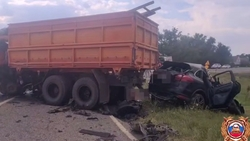 Пассажирка Porsche разбилась насмерть в ДТП с КамАЗом на Ставрополье
