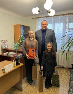 Глава ставропольского минздрава вручил подарки участницам «Ёлки желаний» в Антраците