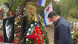 Помощник президента Миронов возложил цветы на могилу Пускепалиса в Железноводске