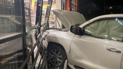 Протаранившего окно магазина водителя внедорожника ищут в Михайловске