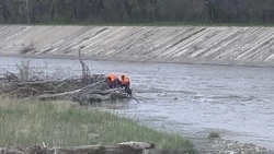 В Невинномысске из Кубани спасатели вытащили пенсионерку, спрыгнувшую с дамбы
