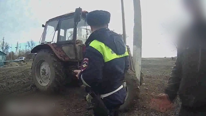Пьяный тракторист-бесправник врезался в столб вблизи посёлка Правокумского