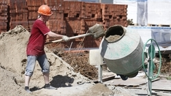 Бетонщик получил травму бедра на стройке в Ставрополе по недосмотру начальства