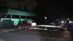 Пьяный лихач-бесправник протаранил автобусную остановку в Георгиевском округе