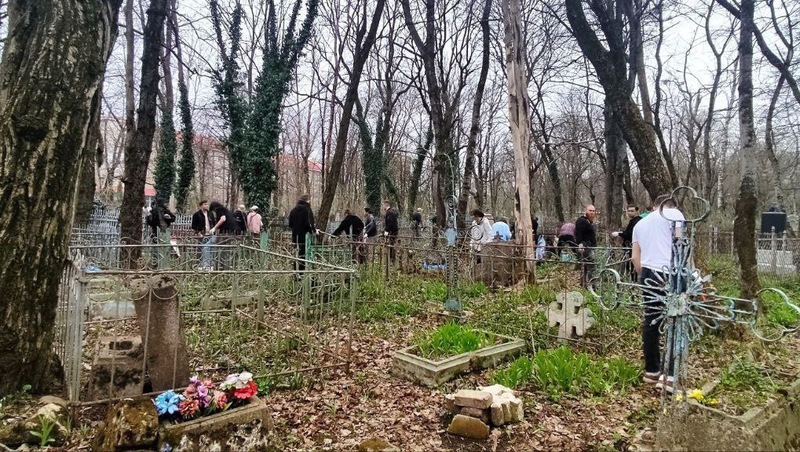 Волонтёры и студенты расчистили от мусора Даниловское кладбище в Ставрополе