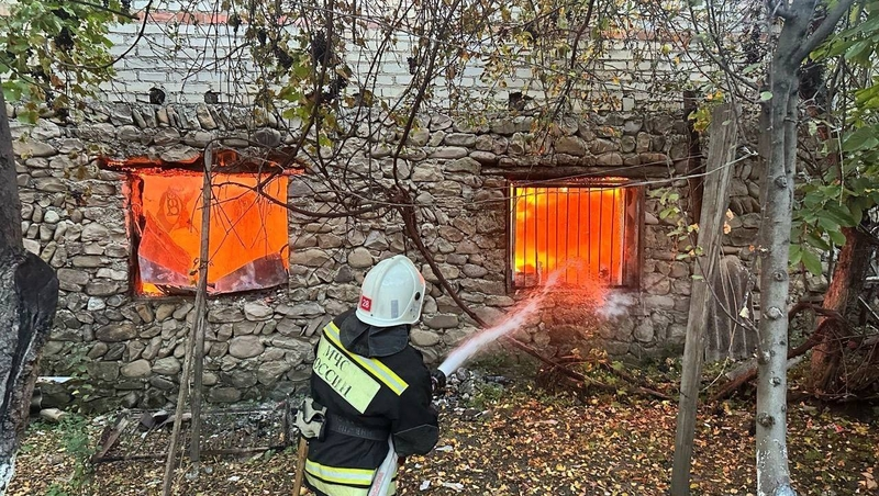 В Дагестане загорелось административное здание на площади 1,8 тыс. кв. м