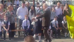 Директор гимназии во Владикавказе станцевал с ученицей, оставшейся без партнёра