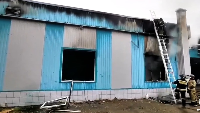 В Кисловодске загорелся двухэтажный склад