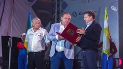 Президенту АО «Арнест» торжественно вручили нагрудный знак к званию «Почетный гражданин Невинномысска»