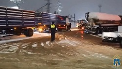 Больше 30 застрявших в снегу автомобилей вызволили автоинспекторы в Ставрополе 