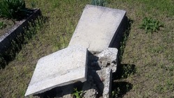 Ставропольчанка два года добивается компенсации за разрушенные вандалом могилы родственников