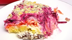 Эксперты рассказали историю появления новогоднего салата «Селёдка под шубой»