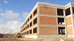 На строительстве новой школы в Ессентуках завершили работы на четверть