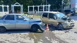 Два человека получили травмы в столкновении двух легковушек в Лермонтове