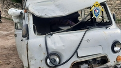 В дагестанском селе на дороге перевернулся грузовой УАЗ с 18 детьми