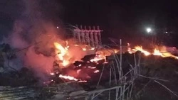 Сарай с пиломатериалами тушили в селе Ипатовского округа ночью