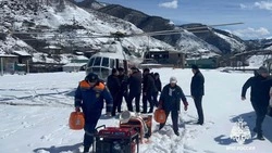 В отрезанное снегом село Дагестана вертолётом доставили помощь сотрудники МЧС РФ