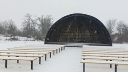 Уличную сцену обустроили в школе Новоалександровского округа