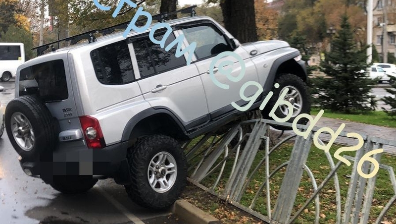 Водитель внедорожника наехал на ограждение в Невинномысске