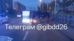 На проспекте Кулакова в Ставрополе образовалась пробка из-за перевёрнутого грузовика