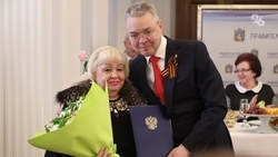 «Во все времена боготворили женщину»: В Ставрополе активистки получили благодарственные письма президента    