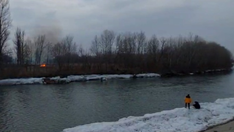 Спасатели потушили горящий остров в Невинномысске 