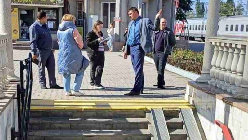Нарушения в сфере доступности для инвалидов обнаружили на вокзалах Кавминвод