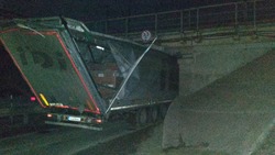 Водитель-иностранец на фуре застрял под мостом в Минводах