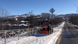 Новая спецтехника расчищает тротуары в Кисловодске