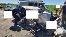 Два человека погибли при лобовом столкновении грузовика и легковушки на Ставрополье