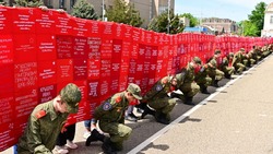 «Полотно Памяти» длиной около 40 метров сшили в Будённовске ко Дню Победы
